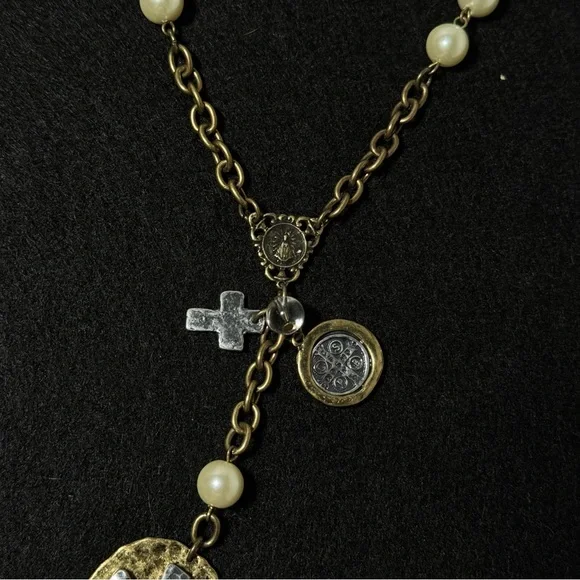 Elegant Gold and Cream Pendant Necklace - Picture 3 of 4